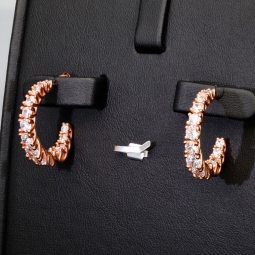 Glänzende Creolen / Ohrringe aus vergoldetem 925er Sterling Silber in außergewöhnlichem Design mit Zirkonia im Brillantschliff (Diamant-Imitationen)