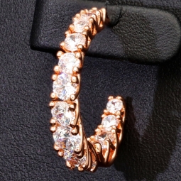 Glänzende Creolen / Ohrringe aus vergoldetem 925er Sterling Silber in außergewöhnlichem Design mit Zirkonia im Brillantschliff (Diamant-Imitationen)