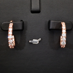 Glänzende Creolen / Ohrringe aus vergoldetem 925er Sterling Silber in außergewöhnlichem Design mit Zirkonia im Brillantschliff (Diamant-Imitationen)