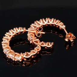 Glänzende Creolen / Ohrringe aus vergoldetem 925er Sterling Silber in außergewöhnlichem Design mit Zirkonia im Brillantschliff (Diamant-Imitationen)