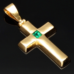 Massiver Kreuz-Anhänger mit eingefassten, funkelnden, grasgrünen Smaragd im klassischen Smaragdschliff (ca. 0,15 ct.) in edlem Gold (750 18K Gelbgold)