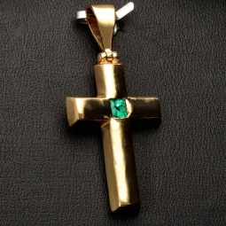 Massiver Kreuz-Anhänger mit eingefassten, funkelnden, grasgrünen Smaragd im klassischen Smaragdschliff (ca. 0,15 ct.) in edlem Gold (750 18K Gelbgold)