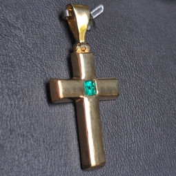 Massiver Kreuz-Anhänger mit eingefassten, funkelnden, grasgrünen Smaragd im klassischen Smaragdschliff (ca. 0,15 ct.) in edlem Gold (750 18K Gelbgold)