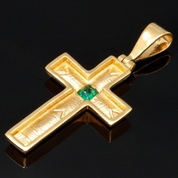 Massiver Kreuz-Anhänger mit eingefassten, funkelnden, grasgrünen Smaragd im klassischen Smaragdschliff (ca. 0,15 ct.) in edlem Gold (750 18K Gelbgold)