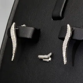 Edle Silberohrringe - Ohrhänger aus 925 Sterling Silber, rhodiniert und poliert, mit funkelnden Zirkoniasteinen (Diamantimitationen )