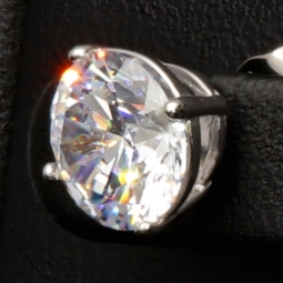 Glänzende Ohrstecker aus rhodiniertem 925er Sterling Silber, besetzt mit funkelnden Zirkonia (Diamantimitation) im Brillantschliff