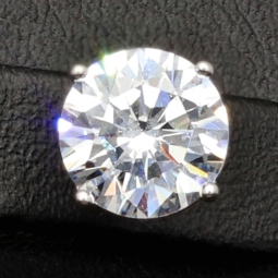 Glänzende Ohrstecker aus rhodiniertem 925er Sterling Silber, besetzt mit funkelnden Zirkonia (Diamantimitation) im Brillantschliff