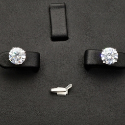 Glänzende Ohrstecker aus rhodiniertem 925er Sterling Silber, besetzt mit funkelnden Zirkonia (Diamantimitation) im Brillantschliff