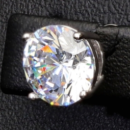 Glänzende Ohrstecker aus rhodiniertem 925er Sterling Silber, besetzt mit funkelnden Zirkonia (Diamantimitation) im Brillantschliff