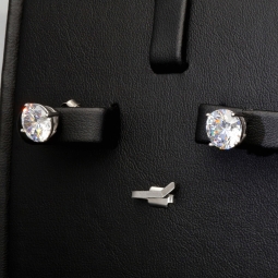 Glänzende Ohrstecker aus rhodiniertem 925er Sterling Silber, besetzt mit funkelnden Zirkonia (Diamantimitation) im Brillantschliff