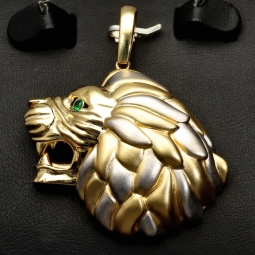XL Löwenkopf-Anhänger aus edlem Bicolor 585er / 14K Gold (Gelbgold und Weißgold) mit leuchtend grünem Zirkonia (ca. 9,5 g)