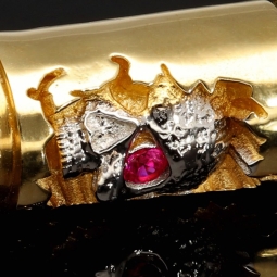Patrone mit Schädel - Gold-Anhänger aus 14K 585 Bicolor Gold (Gelbgold und Weißgold) mit Zirkoniabesatz