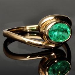 Prächtiger Ring für Damen aufwendig in Handarbeit gefertigt mit einem eingefassten, leuchtenden grasgrünen, kolumbianischen Smaragden in ovaler Form (ca. 1,06 ct.) in 18K / 750 Gelbgold - Ringgröße ca. 60-61