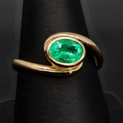Prächtiger Ring für Damen aufwendig in Handarbeit gefertigt mit einem eingefassten, leuchtenden grasgrünen, kolumbianischen Smaragden in ovaler Form (ca. 1,06 ct.) in 18K / 750 Gelbgold - Ringgröße ca. 60-61