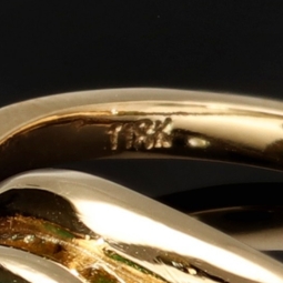 Prächtiger Ring für Damen aufwendig in Handarbeit gefertigt mit einem eingefassten, leuchtenden grasgrünen, kolumbianischen Smaragden in ovaler Form (ca. 1,06 ct.) in 18K / 750 Gelbgold - Ringgröße ca. 60-61