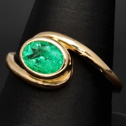 Prächtiger Ring für Damen aufwendig in Handarbeit gefertigt mit einem eingefassten, leuchtenden grasgrünen, kolumbianischen Smaragden in ovaler Form (ca. 1,06 ct.) in 18K / 750 Gelbgold - Ringgröße ca. 60-61