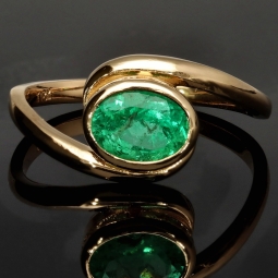 Prächtiger Ring für Damen aufwendig in Handarbeit gefertigt mit einem eingefassten, leuchtenden grasgrünen, kolumbianischen Smaragden in ovaler Form (ca. 1,06 ct.) in 18K / 750 Gelbgold - Ringgröße ca. 60-61