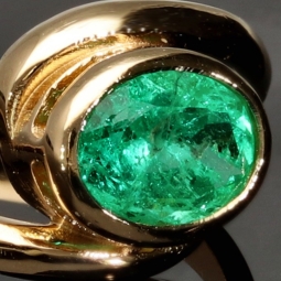 Prächtiger Ring für Damen aufwendig in Handarbeit gefertigt mit einem eingefassten, leuchtenden grasgrünen, kolumbianischen Smaragden in ovaler Form (ca. 1,06 ct.) in 18K / 750 Gelbgold - Ringgröße ca. 60-61