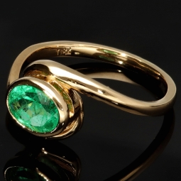 Prächtiger Ring für Damen aufwendig in Handarbeit gefertigt mit einem eingefassten, leuchtenden grasgrünen, kolumbianischen Smaragden in ovaler Form (ca. 1,06 ct.) in 18K / 750 Gelbgold - Ringgröße ca. 60-61