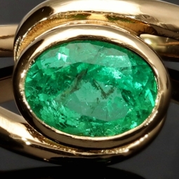 Prächtiger Ring für Damen aufwendig in Handarbeit gefertigt mit einem eingefassten, leuchtenden grasgrünen, kolumbianischen Smaragden in ovaler Form (ca. 1,06 ct.) in 18K / 750 Gelbgold - Ringgröße ca. 60-61