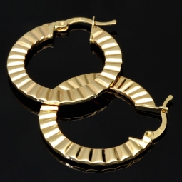 Sehr schöne Creolen aus edlem Gold (585er 14K Gelbgold) mit Klappverschluss