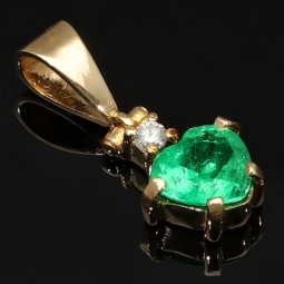 Kolumbianischer, leuchtend grasgrüner Anhänger aus 18K / 750 Gold bestückt mit einem Smaragd mit aufwendigem Herzschliff (ca. 0,74 ct.) und einem Brillanten (ca. 0,03 ct.) in edlen Krappen gefasst  - Handarbeit