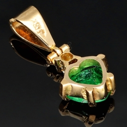 Kolumbianischer, leuchtend grasgrüner Anhänger aus 18K / 750 Gold bestückt mit einem Smaragd mit aufwendigem Herzschliff (ca. 0,74 ct.) und einem Brillanten (ca. 0,03 ct.) in edlen Krappen gefasst  - Handarbeit