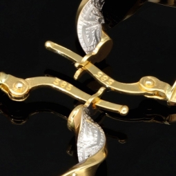Elegante Twist-Creolen mit filigranem Greco-Design aus edlem 585 / 14K Bicolor Gold (Gelbgold und Weißgold)