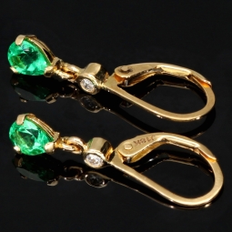 Exquisite Ohrhänger / Ohrringe mit 2 Smaragdtropfen (ca. 0,94 ct.) mit eingefassten Diamanten ( ca. 0,06 ct.)  und Klappbrisuren in 18K / 750 Gold gefasst - in Handarbeit hergestellt