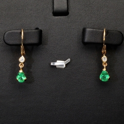 Exquisite Ohrhänger / Ohrringe mit 2 Smaragdtropfen (ca. 0,94 ct.) mit eingefassten Diamanten ( ca. 0,06 ct.)  und Klappbrisuren in 18K / 750 Gold gefasst - in Handarbeit hergestellt