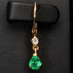 Exquisite Ohrhänger / Ohrringe mit 2 Smaragdtropfen (ca. 0,94 ct.) mit eingefassten Diamanten ( ca. 0,06 ct.)  und Klappbrisuren in 18K / 750 Gold gefasst - in Handarbeit hergestellt