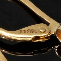 Exquisite Ohrhänger / Ohrringe mit 2 Smaragdtropfen (ca. 0,94 ct.) mit eingefassten Diamanten ( ca. 0,06 ct.)  und Klappbrisuren in 18K / 750 Gold gefasst - in Handarbeit hergestellt