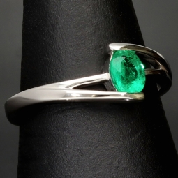 Exklusiver Weißgold-Ring für Damen aus 750, 18K Gold mit einem spektakulären Smaragd in ovalem Schliff und klarer tiefgrüner Farbe