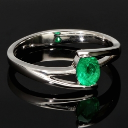 Exklusiver Weißgold-Ring für Damen aus 750, 18K Gold mit einem spektakulären Smaragd in ovalem Schliff und klarer tiefgrüner Farbe