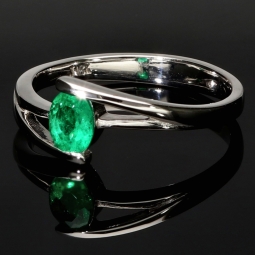 Exklusiver Weißgold-Ring für Damen aus 750, 18K Gold mit einem spektakulären Smaragd in ovalem Schliff und klarer tiefgrüner Farbe