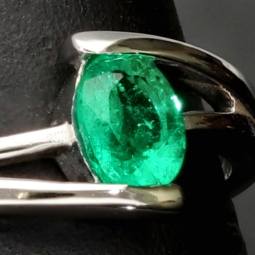 Exklusiver Weißgold-Ring für Damen aus 750, 18K Gold mit einem spektakulären Smaragd in ovalem Schliff und klarer tiefgrüner Farbe