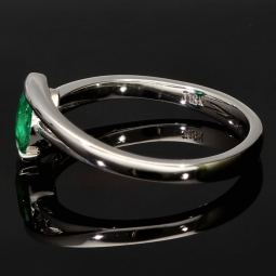 Exklusiver Weißgold-Ring für Damen aus 750, 18K Gold mit einem spektakulären Smaragd in ovalem Schliff und klarer tiefgrüner Farbe