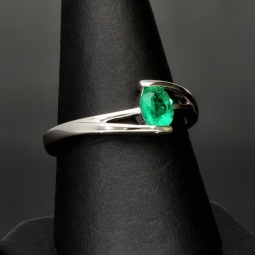 Exklusiver Weißgold-Ring für Damen aus 750, 18K Gold mit einem spektakulären Smaragd in ovalem Schliff und klarer tiefgrüner Farbe