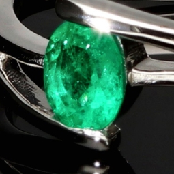 Exklusiver Weißgold-Ring für Damen aus 750, 18K Gold mit einem spektakulären Smaragd in ovalem Schliff und klarer tiefgrüner Farbe