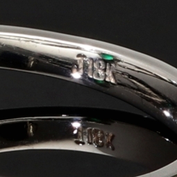 Exklusiver Weißgold-Ring für Damen aus 750, 18K Gold mit einem spektakulären Smaragd in ovalem Schliff und klarer tiefgrüner Farbe