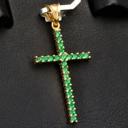 Kreuz-Anhänger aus massivem, hochwertigem 14k / 585 Gold (Gelbgold) besetzt mit grünen, leuchtenden Zirkoniasteinen in Krappenfassungen