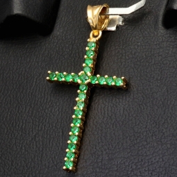 Kreuz-Anhänger aus massivem, hochwertigem 14k / 585 Gold (Gelbgold) besetzt mit grünen, leuchtenden Zirkoniasteinen in Krappenfassungen