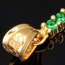 Kreuz-Anhänger aus massivem, hochwertigem 14k / 585 Gold (Gelbgold) besetzt mit grünen, leuchtenden Zirkoniasteinen in Krappenfassungen