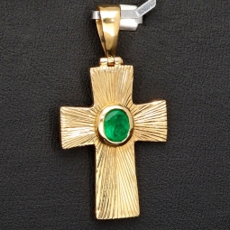Kreuz-Anhänger mit eingefassten, funkelnden, tannengrünen Smaragd im Ovalchliff (ca. 0,4 ct.) in hochwertigem Gold (750 18K Gelbgold) - Handgefertigt