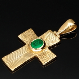 Kreuz-Anhänger mit eingefassten, funkelnden, tannengrünen Smaragd im Ovalchliff (ca. 0,4 ct.) in hochwertigem Gold (750 18K Gelbgold) - Handgefertigt
