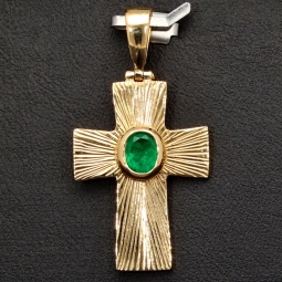 Kreuz-Anhänger mit eingefassten, funkelnden, tannengrünen Smaragd im Ovalchliff (ca. 0,4 ct.) in hochwertigem Gold (750 18K Gelbgold) - Handgefertigt