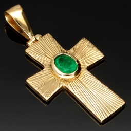 Kreuz-Anhänger mit eingefassten, funkelnden, tannengrünen Smaragd im Ovalchliff (ca. 0,4 ct.) in hochwertigem Gold (750 18K Gelbgold) - Handgefertigt