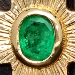 Kreuz-Anhänger mit eingefassten, funkelnden, tannengrünen Smaragd im Ovalchliff (ca. 0,4 ct.) in hochwertigem Gold (750 18K Gelbgold) - Handgefertigt