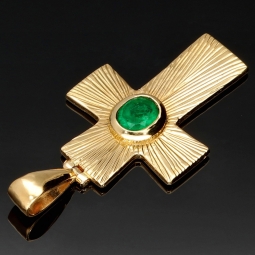 Kreuz-Anhänger mit eingefassten, funkelnden, tannengrünen Smaragd im Ovalchliff (ca. 0,4 ct.) in hochwertigem Gold (750 18K Gelbgold) - Handgefertigt