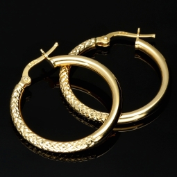 Gold-Creolen aus 585er 14K Gelbgold mit halb gestepptem Muster und halb glänzend polierter Oberfläche